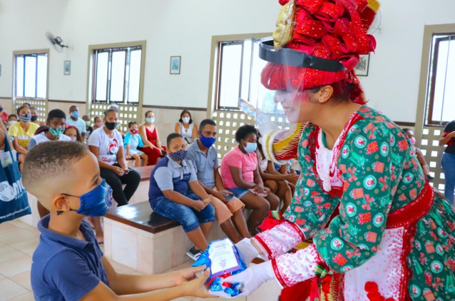 Alunos do CESA recebem visita de Papai Noel e ganham presentes da Árvore dos Sonhos Alunos do CESA recebem visita de Papai Noel e ganham presentes da Árvore dos Sonhos